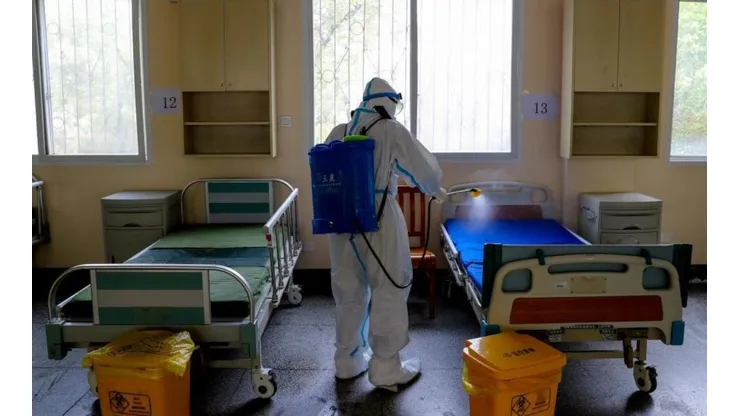 En Wuhan aprovechan de desinfectar los recintos para recibir posibles nuevos casos de Covid-19