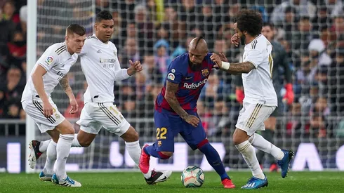 Arturo Vidal luchando ante tres jugadores del Real Madrid