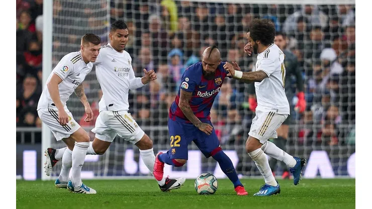 Arturo Vidal luchando ante tres jugadores del Real Madrid