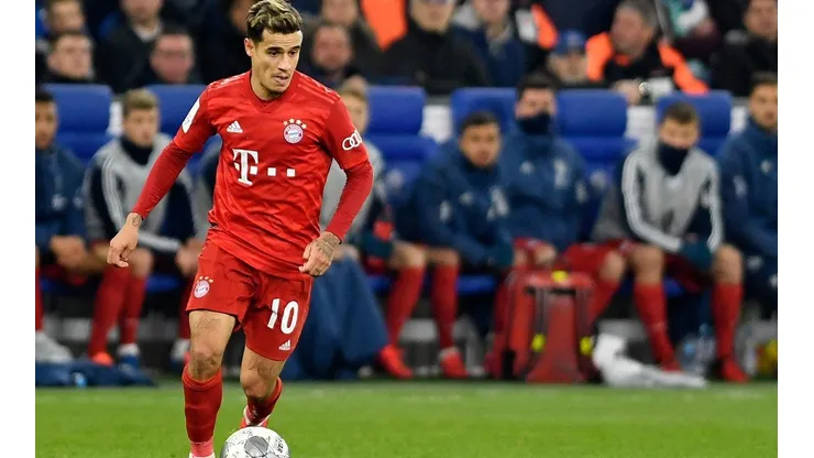 Coutinho maneja el balón en la Bundesliga