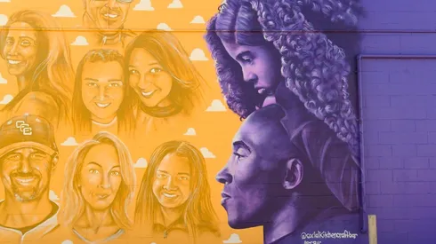Kobe y su hija Gianna en un mural