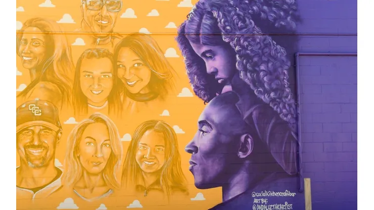 Kobe y su hija Gianna en un mural