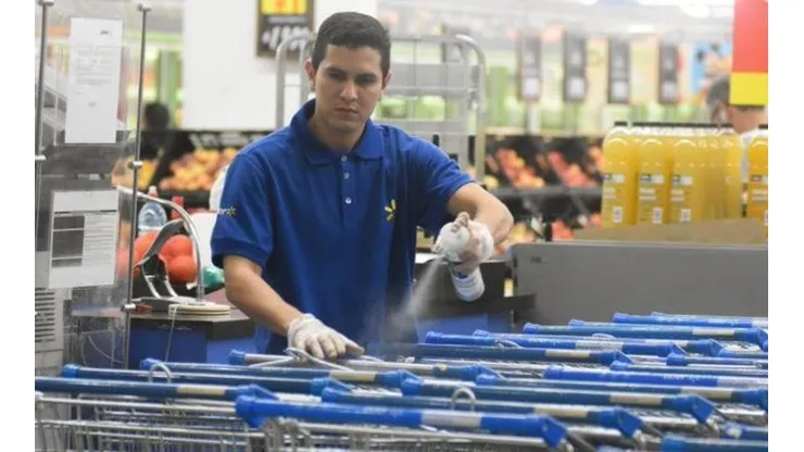 Walmart busca evitar el acaparamiento de productos poniendo tope de compra