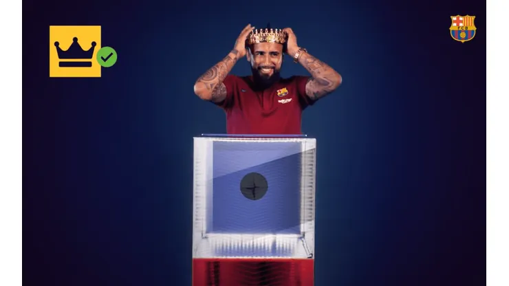 Arturo Vidal encontró una corona en la caja misteriosa del Barcelona