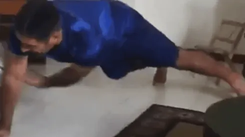 Tapia jugando en su casa