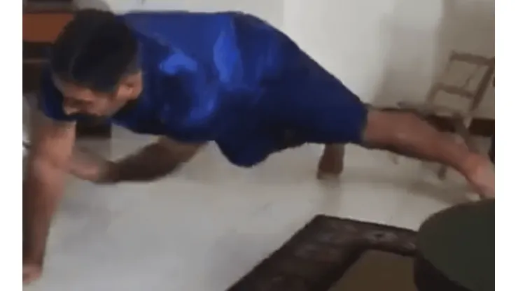 Tapia jugando en su casa