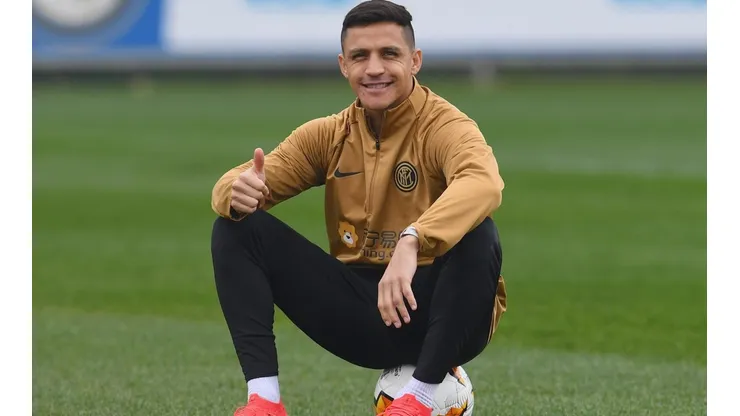 Alexis recibe la comida en su casa