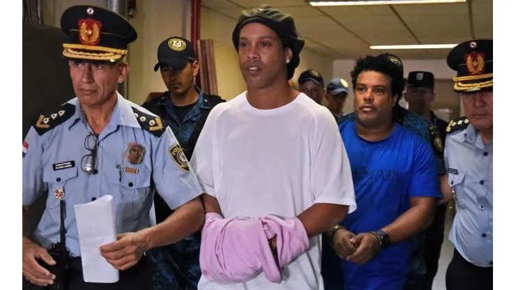 Dinho sigue detenido