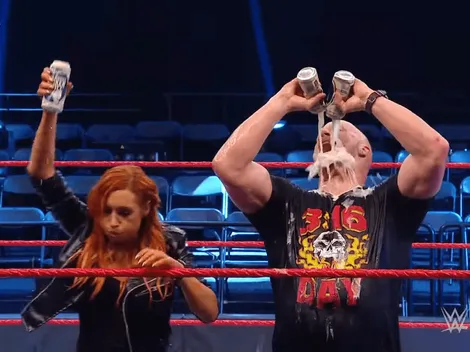 Stone Cold regresa a WWE, se baña en cerveza y reparte paralizadoras