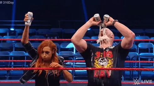 Stone Cold regresa a WWE, se baña en cerveza y reparte paralizadoras