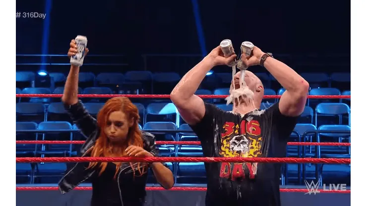 Stone Cold regresa a WWE, se baña en cerveza y reparte paralizadoras