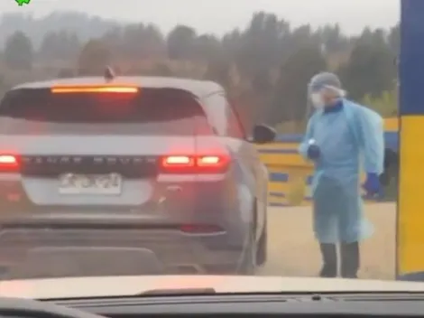 Paramédico de Everton recibe a los jugadores con traje de protección