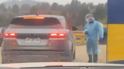 El guardia de Everton resguardó su salud con llamativo traje