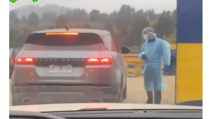 El guardia de Everton resguardó su salud con llamativo traje
