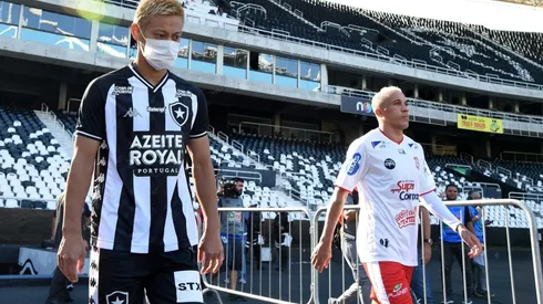 Heisuke Honda salta a la cancha con la camiseta de Botafogo y una mascarilla para combatir el coronavirus