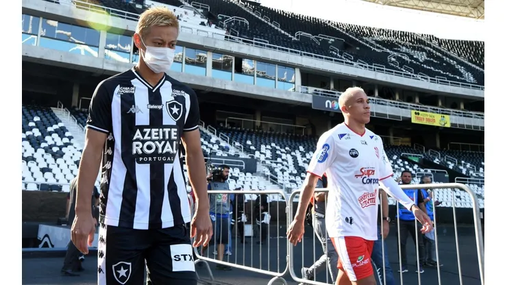 Heisuke Honda salta a la cancha con la camiseta de Botafogo y una mascarilla para combatir el coronavirus