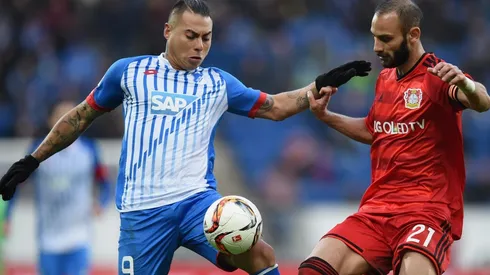 Eduardo Vargas con la camiseta del Hoffenheim enfrentando al Leverkusen