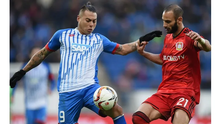 Eduardo Vargas con la camiseta del Hoffenheim enfrentando al Leverkusen
