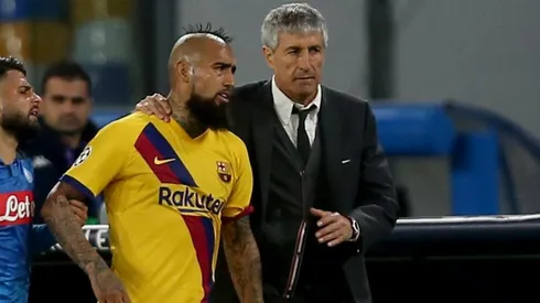 Quique Setién junto a Arturo Vidal en el partido ante Nápoli por Champions League