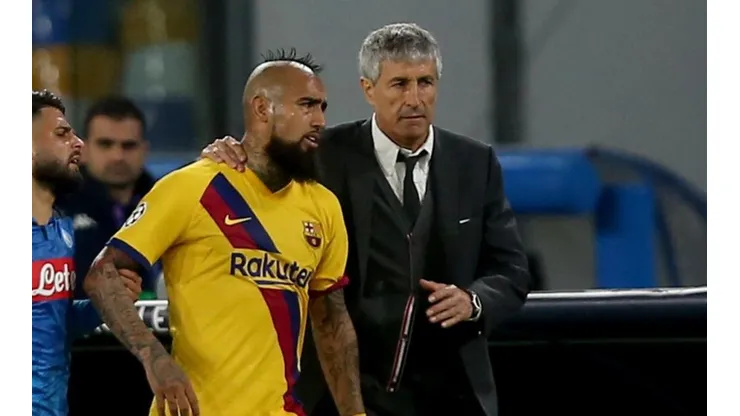 Quique Setién junto a Arturo Vidal en el partido ante Nápoli por Champions League