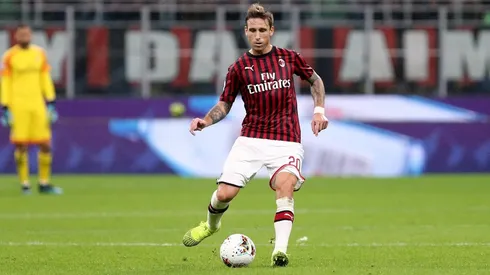 Lucas Biglia defendiendo al AC Milan