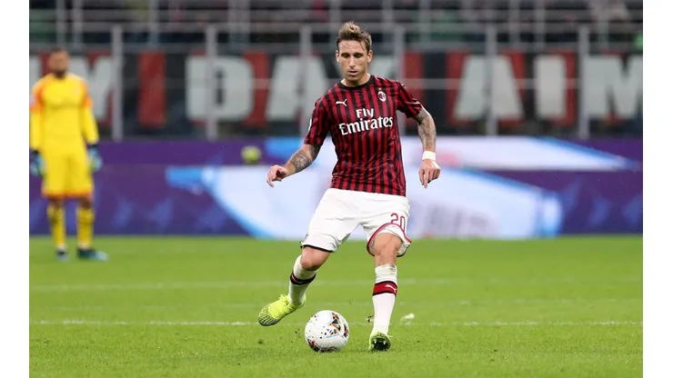 Lucas Biglia defendiendo al AC Milan