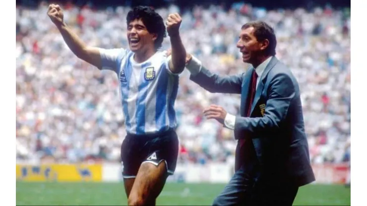 Diego Maradona festeja junto a Carlos Bilardo en el Mundial 1986