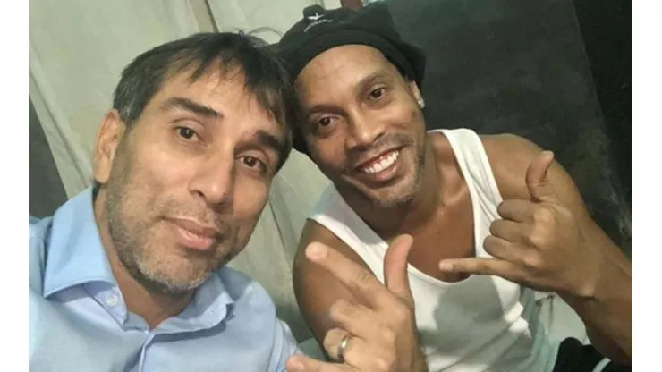 Ex U de Chile visita a Ronaldinho en la cárcel: "Él está triste en prisión"