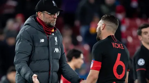 Klopp conversa con Koke luego de la eliminación del Liverpool en Champions League