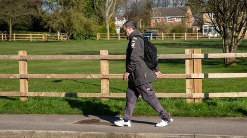 Bielsa se va caminando al campo de entrenamiento de Leeds.