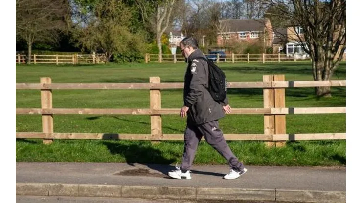 Bielsa se va caminando al campo de entrenamiento de Leeds.