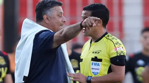 Ronald Fuentes encara al juez del partido, Felipe González.