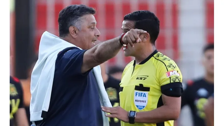 Ronald Fuentes encara al juez del partido, Felipe González.