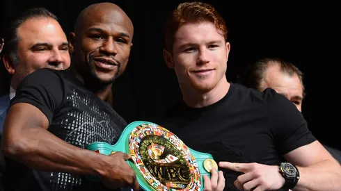 Canelo con Mayweather en la previa de su pelea en 2013. Ganó Money por decisión mayoritaria en la, hasta ahora, única derrota de Álvarez.