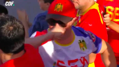 El particular festejo de gol de dos hinchas de Unión Española por el coronavirus