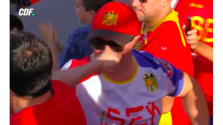 El particular festejo de gol de dos hinchas de Unión Española por el coronavirus
