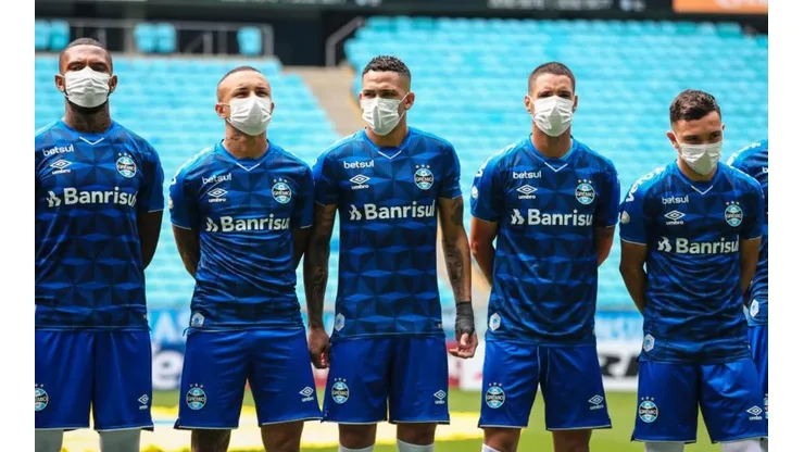 Los jugadores de Gremio posando con sus mascarillas como protesta