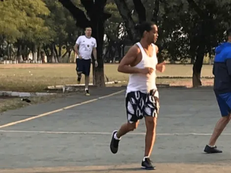 Video: Las imágenes de Ronaldinho haciendo magia en la cárcel