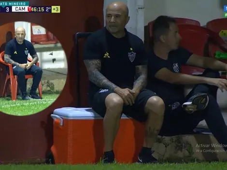 Debut con triunfo: Sampaoli dirigió sentado en un cooler a lo Bielsa