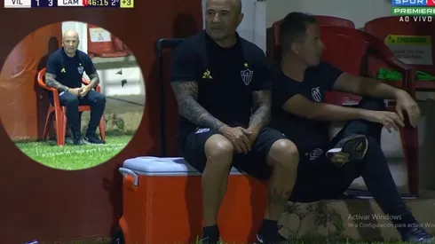 Sampaoli, entre un cooler y una silla plástica.