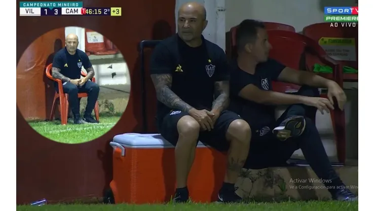 Sampaoli, entre un cooler y una silla plástica.