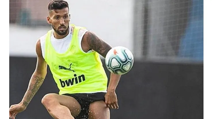 El argentino Garay dio positivo por coronavirus.