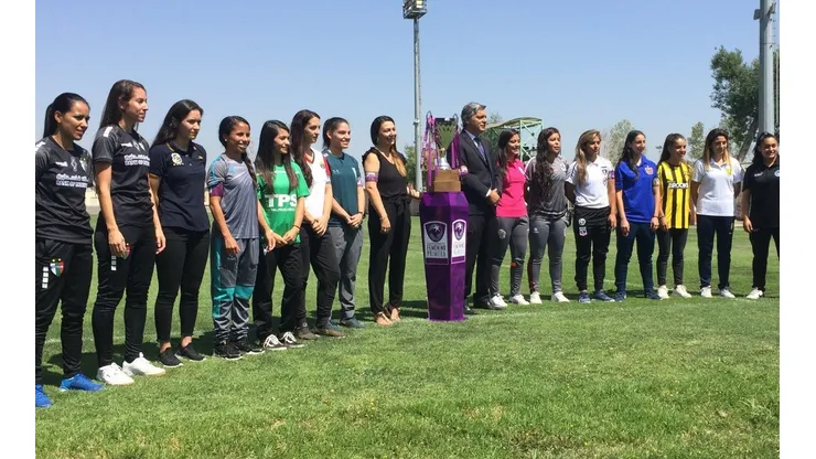 La copa del Campeonato Femenino.