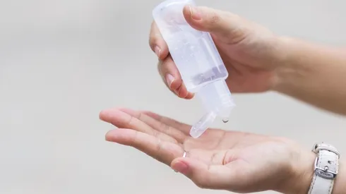 Hacer alcohol gel en casa no es difícil.