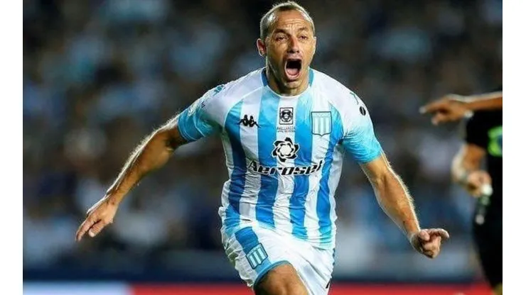 El volante chileno forma parte del 11 ideal de la temporada en Argentina.