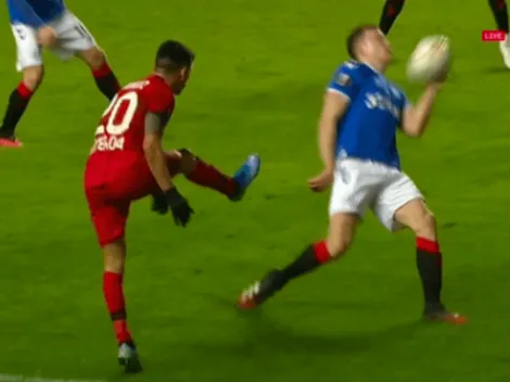 Charles provoca el penal con que Leverkusen vence al Rangers