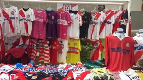 “Gala de joyas” reúne a los mayores coleccionistas de camisetas de Chile.