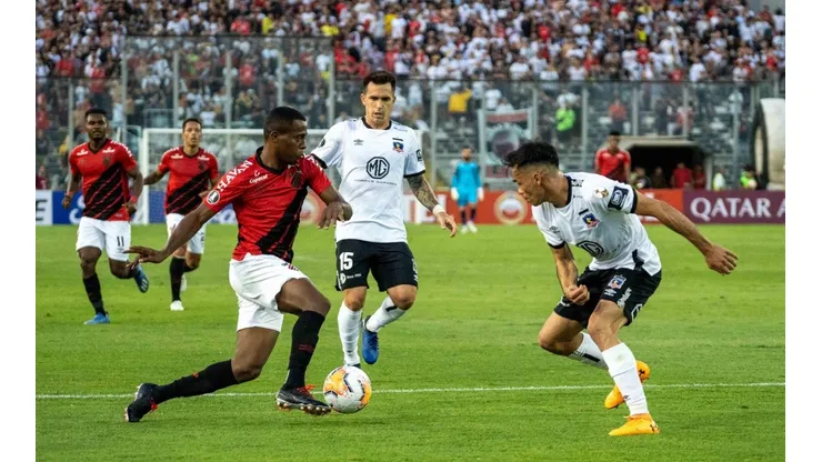 Colo Colo ante Athletico Paranaense. Ahora jugarán con Peñarol en Uruguay.