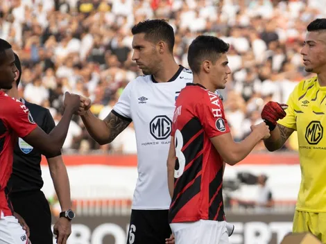 De puños: El saludo anticoronavirus entre Colo Colo y Paranaense