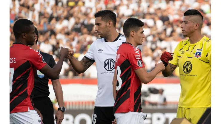 El saludo de puños entre el Cacique y los brasileños.